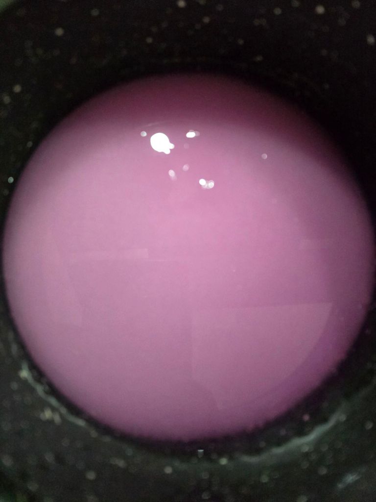 Sirop de violette rose dans une casserole pendant la cuisson