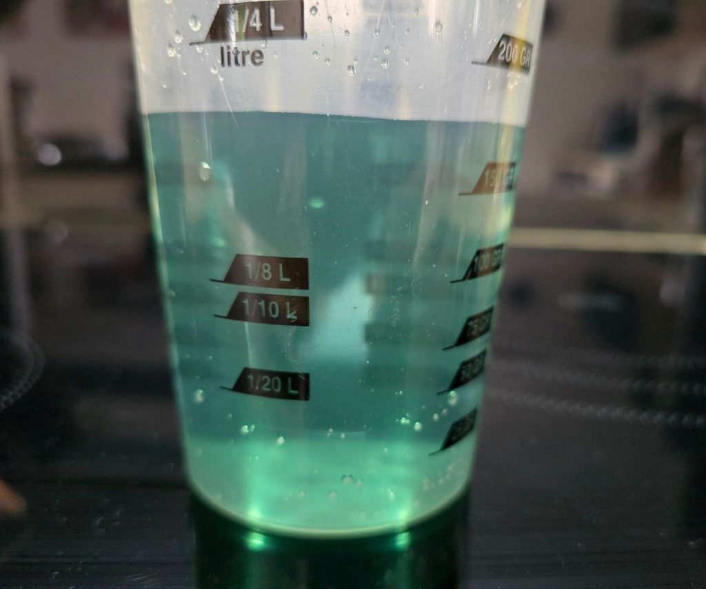 Infusion de violette bleu-vert dans un verre doseur transparent