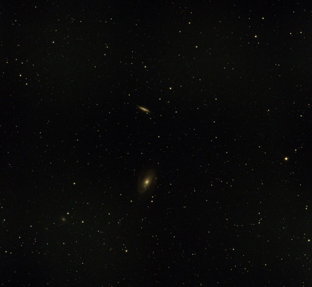 Photographie personnelle du couple de galaxies M81 et M82 au Vespera 2 ; M82 apparaît en haut et M81 en bas
