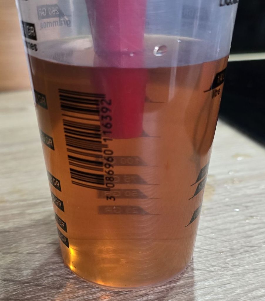 Filtration de l’infusion de fleurs de forsythia