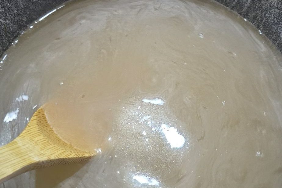 Préparation de cramaillotte après ajout du sucre et de la pectine