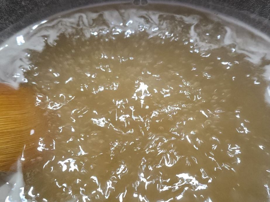 Cramaillotte portée à ébullition dans une casserole