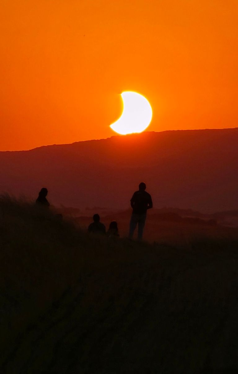 Éclipse totale de Soleil au couchant