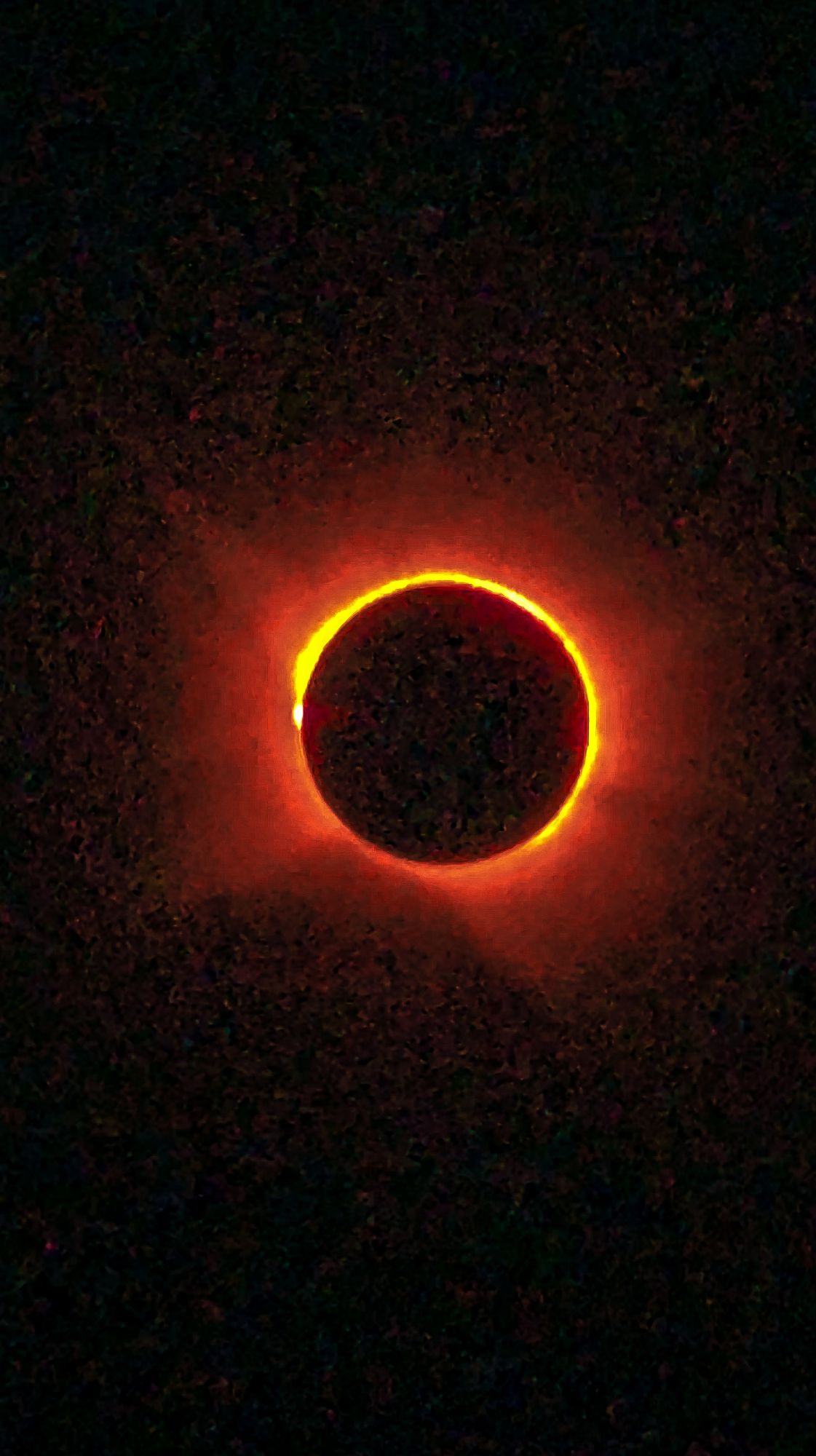 Disque noir de la Lune entouré d’un halo lumineux pendant l’éclipse totale