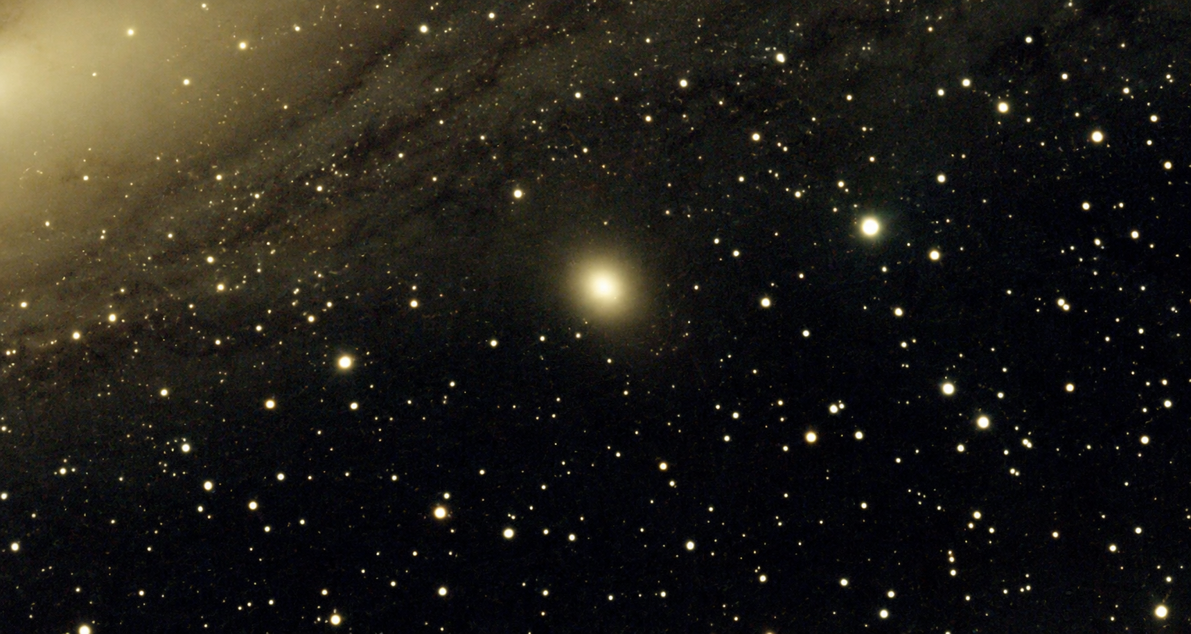 M32, galaxie elliptique compacte satellite de M31, recadrée depuis une photographie au Vespera 2