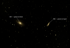 Photographie annotée de M81 et M82 : M81 à gauche et M82 à droite