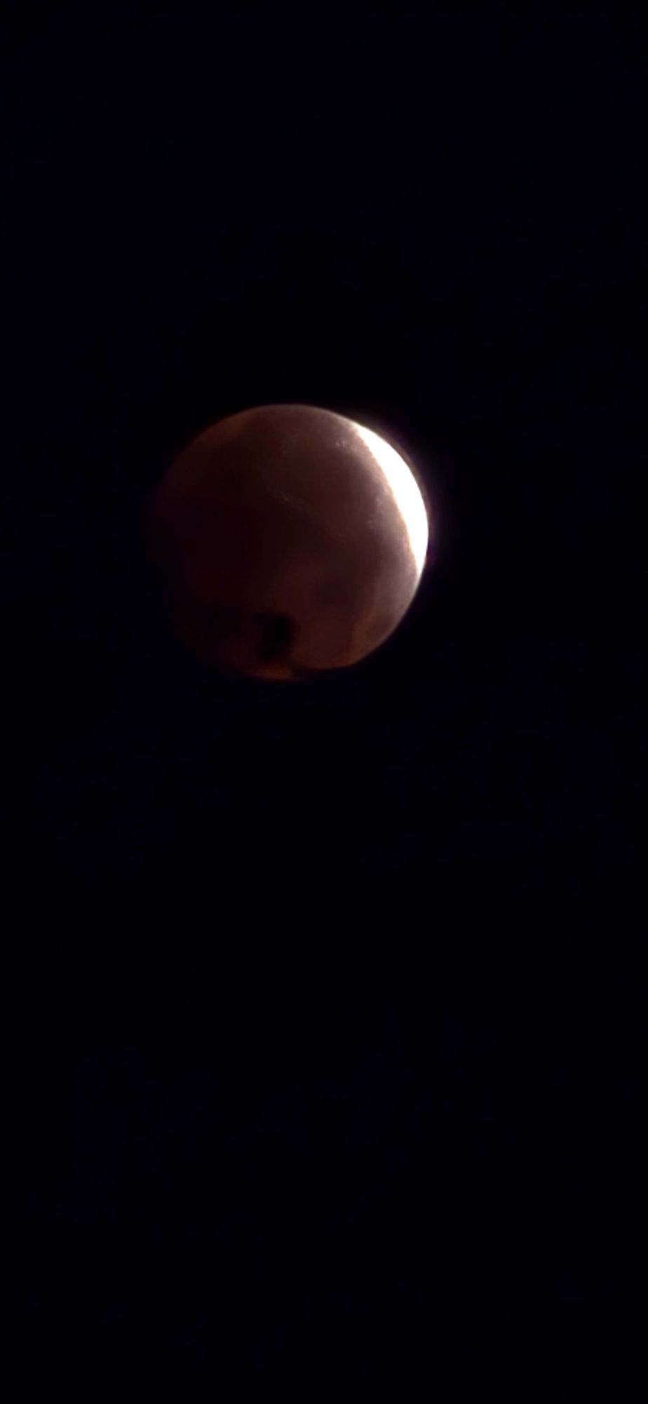 Progression de l’éclipse partielle de Lune photographiée au téléphone, étape 6 sur 6