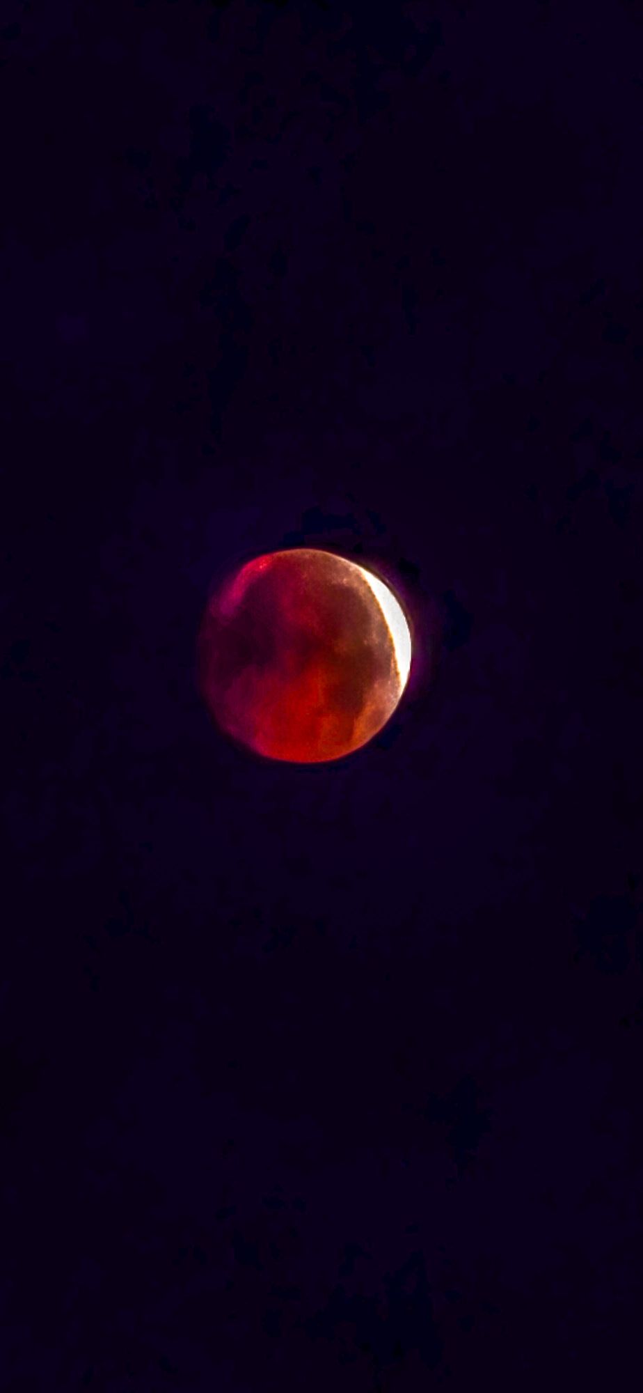 Éclipse partielle de Lune photographiée depuis une fenêtre