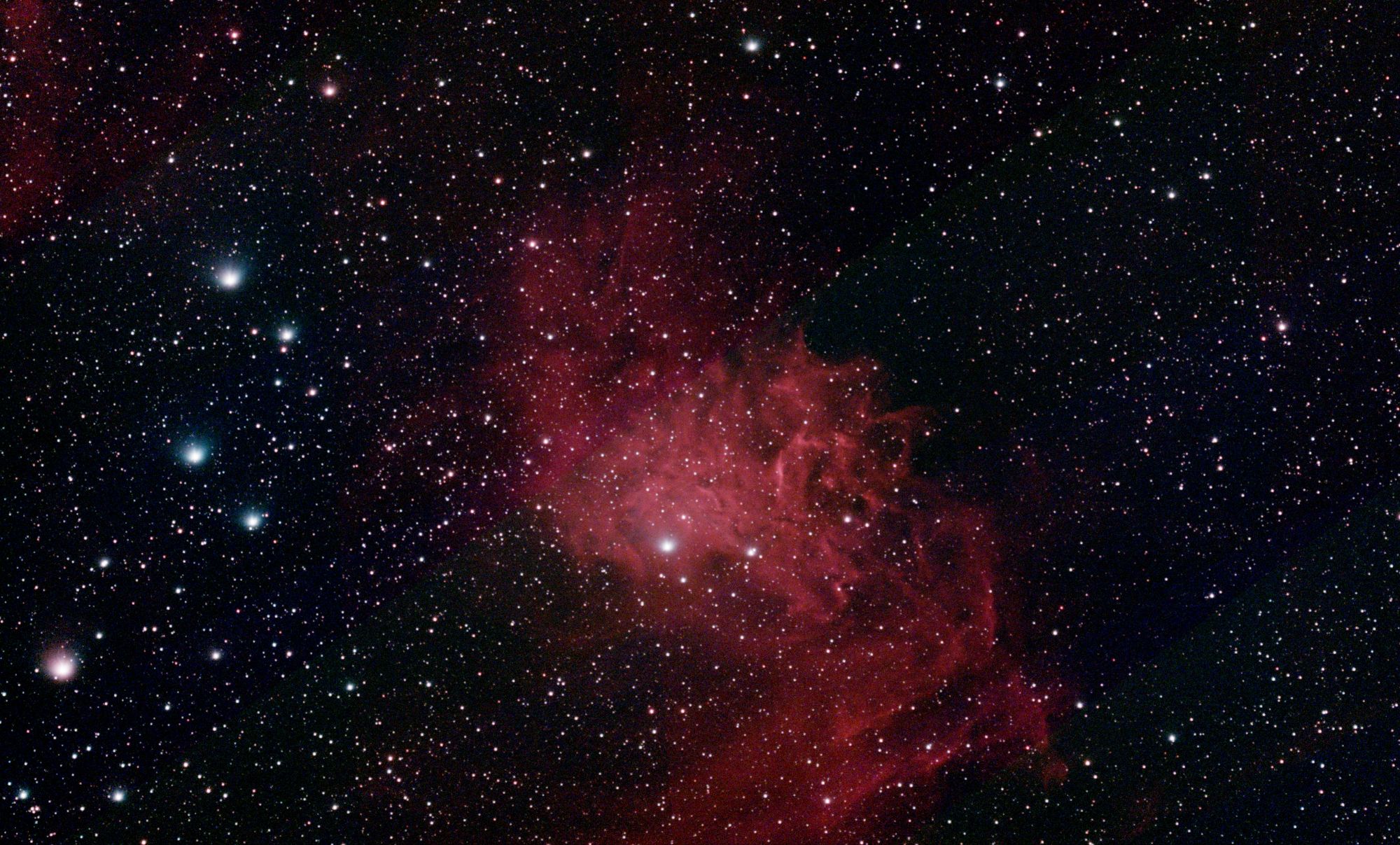 Nébuleuse IC 405, dite de l’Étoile flamboyante, photographiée au Vespera 2 avec un filtre Dual Band