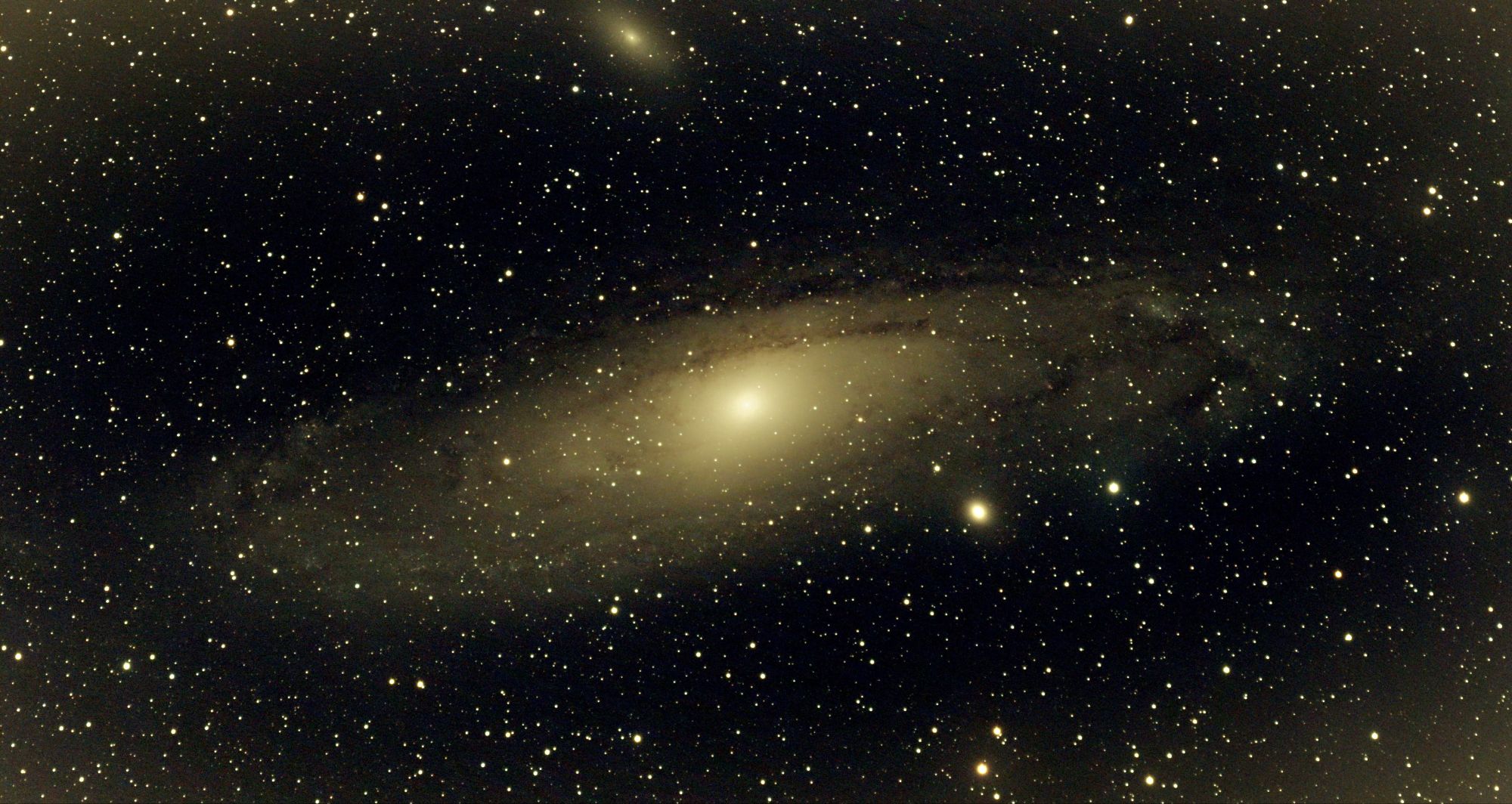 M31, la galaxie d’Andromède, accompagnée des galaxies satellites M32 et M110, photographiée au Vespera 2