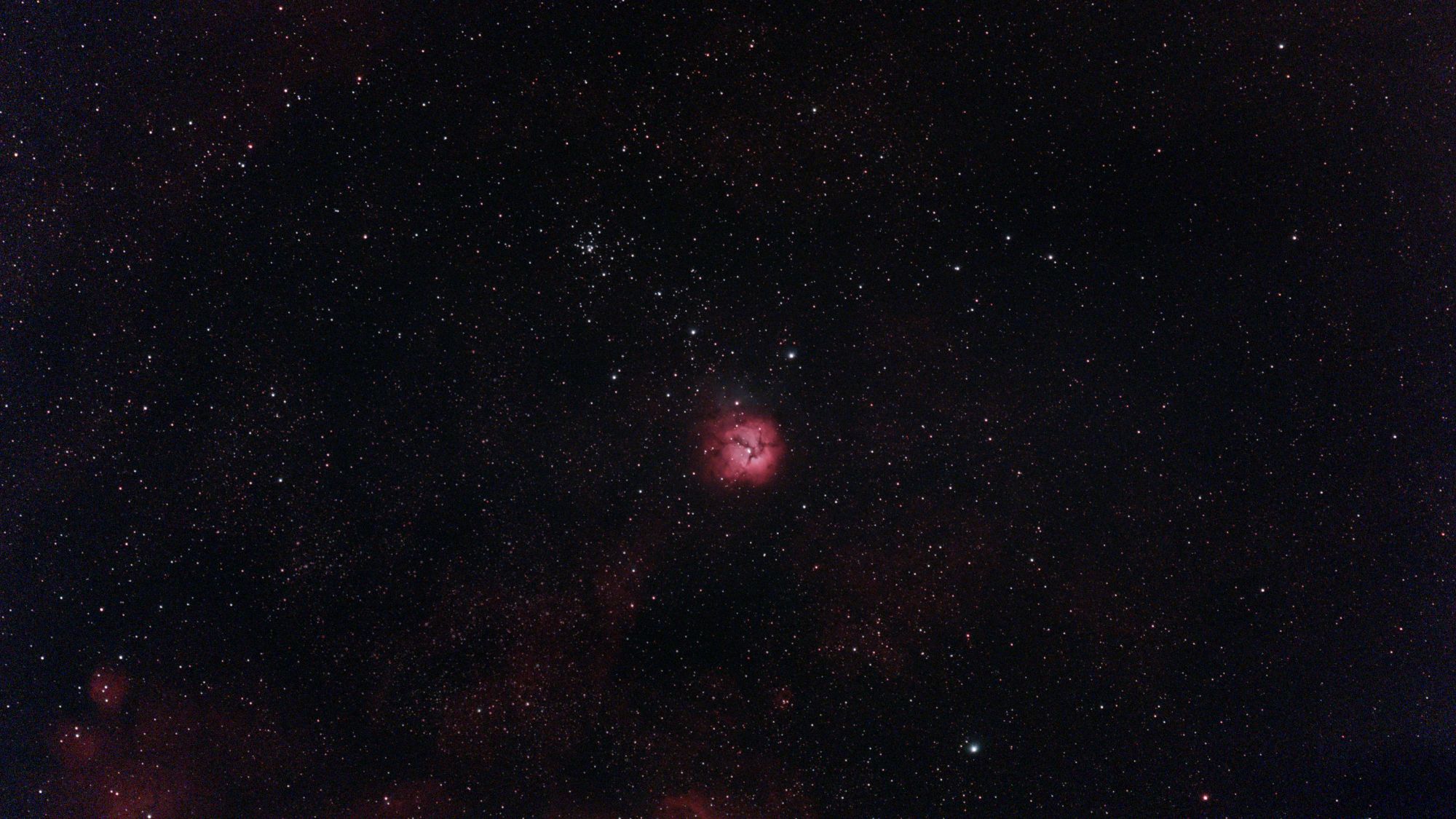 Photographie de M20, la nébuleuse Trifide, réalisée avec le Vespera 2 et un filtre dual-band à partir de 182 poses empilées.
