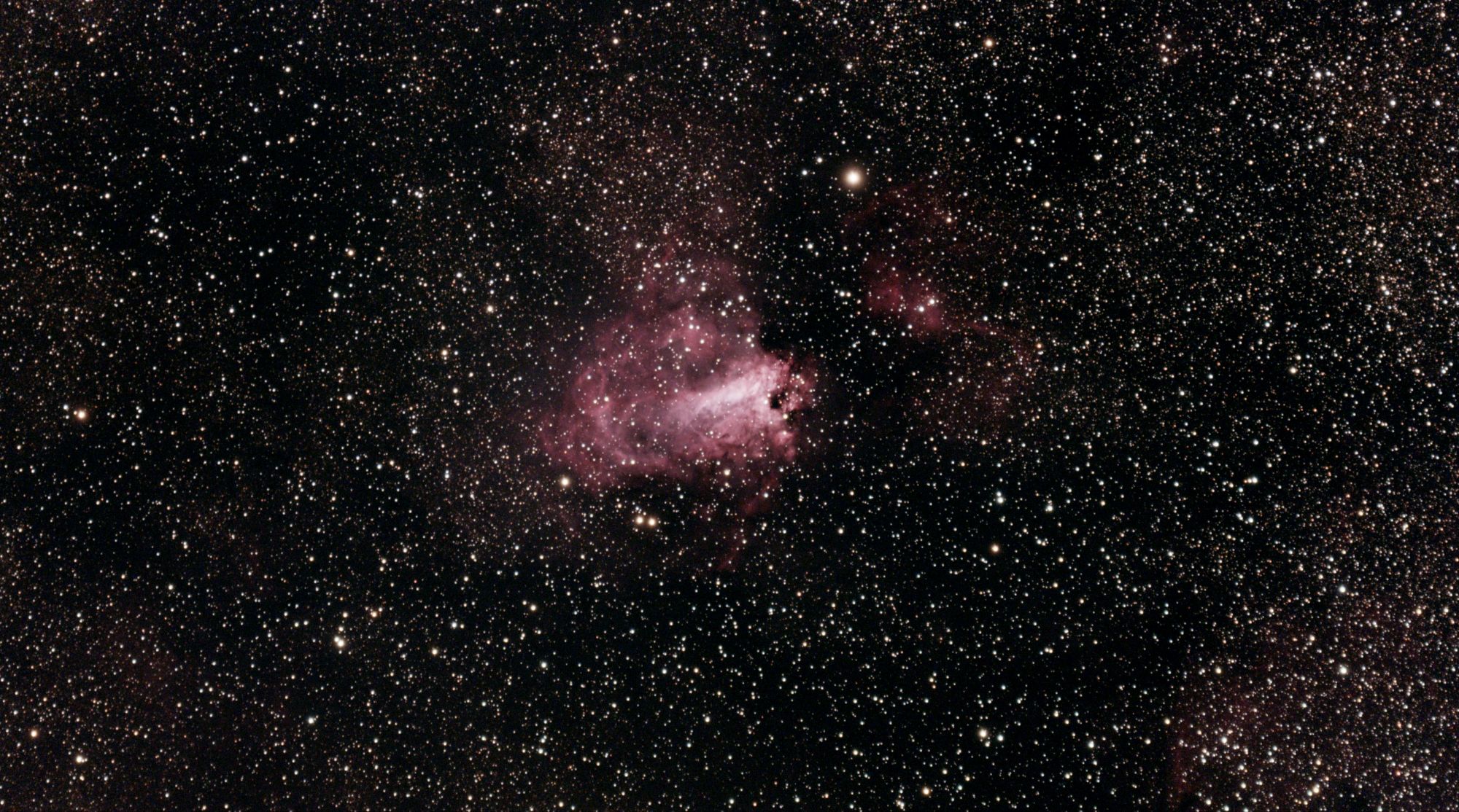 M17, la nébuleuse Oméga, photographiée dans un riche champ d’étoiles depuis le Suc-au-May.