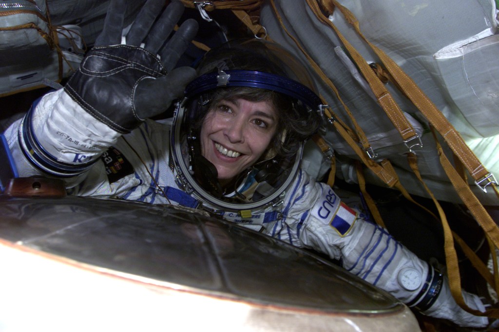 Claudie Haigneré salue depuis le vaisseau Soyouz à la fin de sa mission Andromède, en octobre 2001.