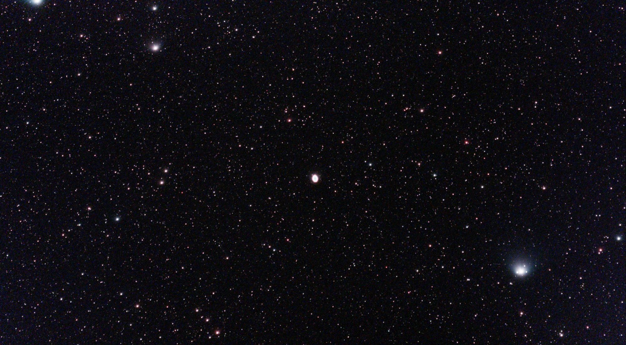 La nébuleuse de l’Anneau M57 photographiée au Vespera 2 avec un filtre dual-band, au centre d’un large champ d’étoiles